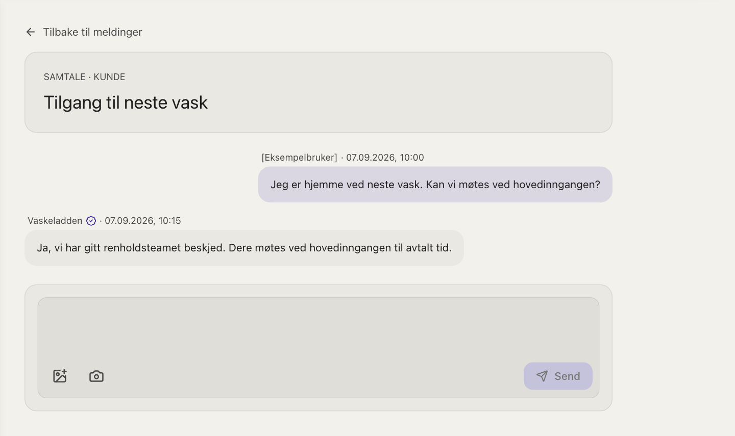 En samtale i kundeportalen om å møte renholderen ved inngangen.